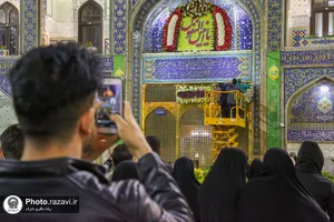 گل&zwnj;آرایی حرم مطهر رضوی در شب میلاد امام رضا علیه&zwnj;السلام