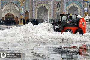 خدمت&zwnj;رسانی به زائران حرم مطهر رضوی در بارش برف
