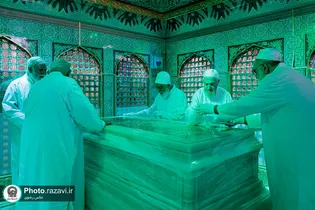 برگزاری آیین غبارروبی ضریح مطهر امام رضا (ع) همزمان با سالروز آغاز امامت امام زمان (عج)