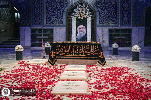 حرم امام رضا(ع) میں شہید رہبر انقلاب اسلامی کی مزار