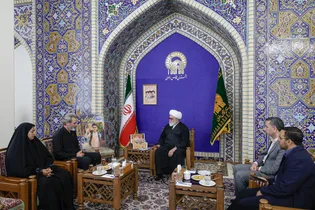 دیدار پدر و مادر شهید دانش‌آموز «ماکان نصیری» با تولیت آستان قدس رضوی