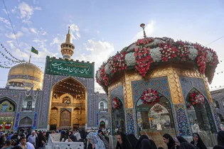 گل آرایی حرم مطهر رضوی در دهه کرامت