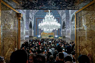 بازگشایی صحن و رواق‌های حرم مطهر رضوی پس از مراسم تشییع و تدفین پیکر مطهر رهبر شهید انقلاب