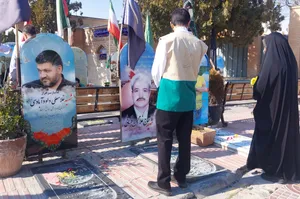 گلزار شهدای اراک با گلاب ناب رضوی معطر شد/ گزارش تصویری