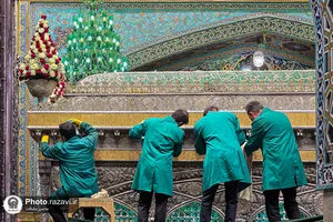 تنظیف ضریح مطهر امام رضا علیه&zwnj;السلام