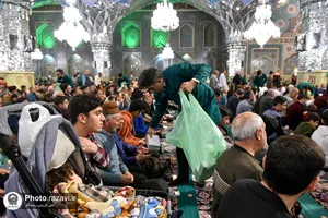 توزیع افطاری سبک در حرم مطهر رضوی-1