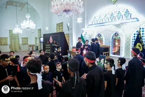 عزاداری نوجوانان اردو زبان در حرم مطهر رضوی