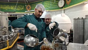خادمیاران ملایری در چایخانه رضوی؛ تلفیق عشق و خدمت با طعم سوغات ملایر/ گزارش تصویری