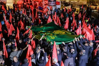 حضور کاروان سفیران امام رئوف علیه‌السلام در ابتدای مسیر پیاده‌روی زائران اربعین در نجف اشرف
