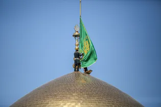 آیین تعویض پرچم گنبد منور رضوی در روز میلاد امام رضا علیه‌السلام - ۱