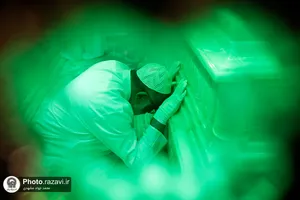 غبارروبی ضریح مطهر حضرت رضا(علیه&zwnj;السلام)