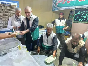 پذیرایی از یک&zwnj;هزار زائر حسینی در موکب امام رضا (ع) لرستان + تصاویر