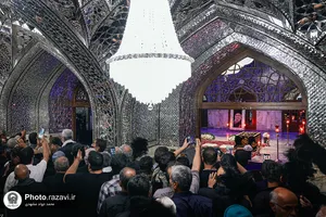 حضور مردم عزادار بر مزار مطهر رهبر شهید انقلاب اسلامی
