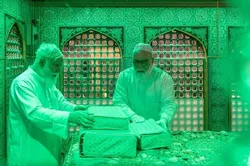 إزالة الغبار عن مرقد الإمام الرضا (ع)