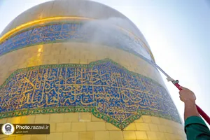 شستشوی گنبد مطهر رضوی در آستانه شهادت حضرت رضا(علیه&zwnj;السلام)