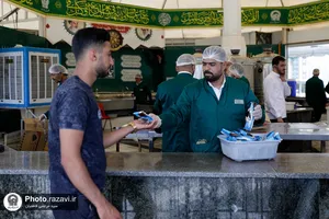 پذیرایی از زائران بارگاه منور رضوی توسط هیئت حضرت نرجس(س) عراق