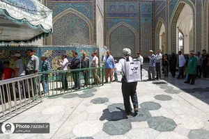 گلاب&zwnj;پاشی حرم مطهر رضوی با گلاب نذری کاشان