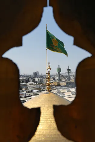 عکس با کیفیت : پرچم گنبد حرم مطهر رضوی