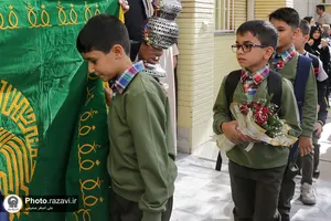 حضور دربانان حرم مطهر رضوی در مراسم آغاز سال تحصیلی مدارس بعثت