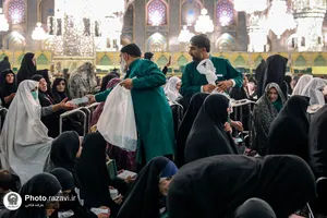 توزیع افطاری سبک در حرم مطهر رضوی-2