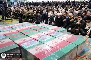 اقامه نماز رهبر انقلاب بر پیکر رئیس&zwnj;جمهور شهید و همراهان گرامی ایشان