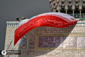 نصب پرچم جمهوری اسلامی ایران در حرم مطهر رضوی