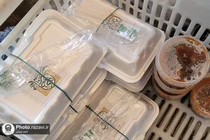 توزیع غذای متبرک مهمانسرای حضرت میان مسافران ایستگاه راه آهن مشهد