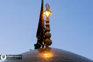 تعویض پرچم گنبد منور رضوی به مناسبت شهادت امام صادق علیه السلام