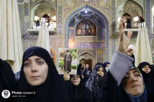 تعویض پرچم گنبد منور رضوی به مناسبت عزای عمومی در کشور