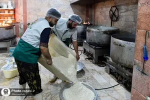 طبخ و توزیع غذای متبرک بین معتکفین در مساجد حاشیه شهر مشهد