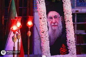 حضور مردم عزادار بر مزار مطهر رهبر شهید انقلاب اسلامی-2