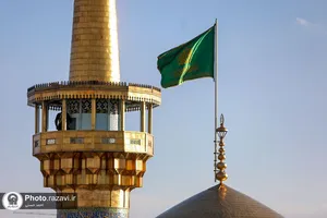 تعویض پرچم گنبد منور رضوی به مناسبت عید مبعث