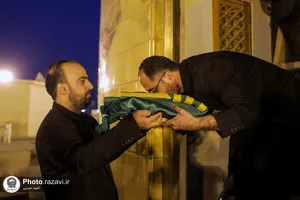 تعویض پرچم گنبد مطهر امام رضا(علیه&zwnj;السلام) به مناسبت آغاز ماه ربیع&zwnj;الاول