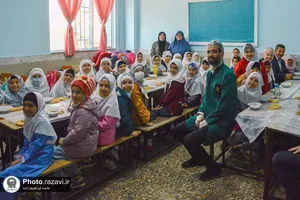 توزیع صبحانه متبرک رضوی در دبستان دخترانه امامت