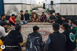 ورود معتکفین پسر نوجوان به حرم مطهر رضوی