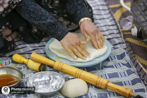 بازدید مدیر عامل بنیاد کرامت رضوی از فرآیند پخت نان برای سیل زدگان مشهدی