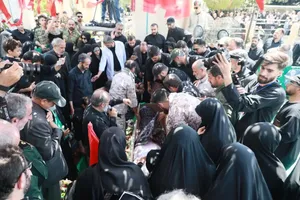 حماسه پرشور همدانی&zwnj;ها در بدرقه پیکر سپهبد شهید &laquo;شادمانی&raquo; + تصاویر