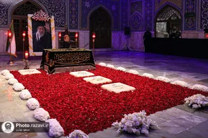  حضور مردم عزادار بر مزار مطهر رهبر شهید انقلاب اسلامی-3 