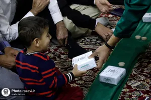بسته&zwnj;بندی و توزیع افطاری سبک در حرم مطهر رضوی