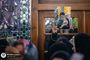 حضور مردم عزادار بر مزار مطهر رهبر شهید انقلاب اسلامی