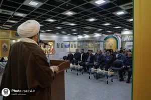 اهدای نشان طلای علمی رضا شریفیان به موزه آستان قدس رضوی