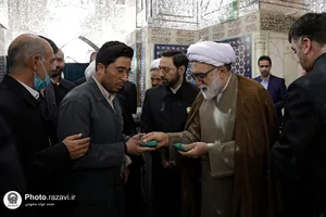 غبارروبی ضریح مطهر حضرت رضا(علیه&zwnj;السلام)