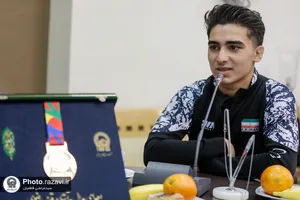 اهدای مدال مهدی بزی به آستان قدس رضوی