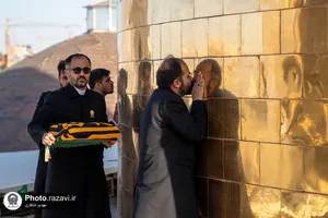اهتزاز پرچم مشکی گنبد منور رضوی به مناسبت شهادت دبیر کل حزب الله لبنان