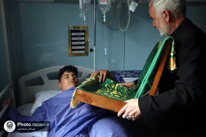 عیادت خدام حرم مطهر رضوی از مجروحین حادثه تروریستی کرمان