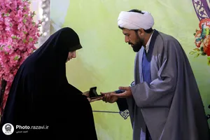 اهدای نشان خادمیاران خواهر رواق کودک