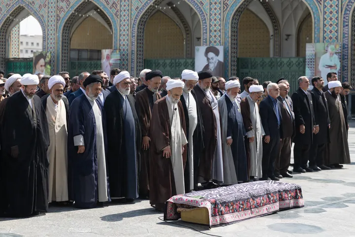 تشییع پیکر والده مکرمه آیت الله صدر حسینی