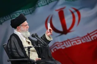 Custodians of Iran’s holy shrines issue statement condemning insult to Leader, denouncing recent terrorist attacks
