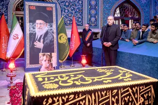 شعرخوانی افشین علا بر مزار رهبر شهید