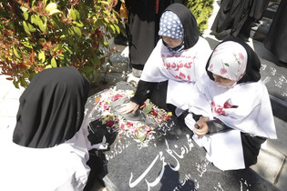 آیین غبارروبی مزار سه شهید دانش آموز جنگ رمضان در ارومیه/ گزارش تصویری